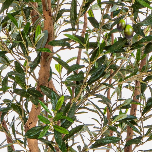 Künstliche Rose mit roter Blüte und grünem Stiel mit Blättern.
