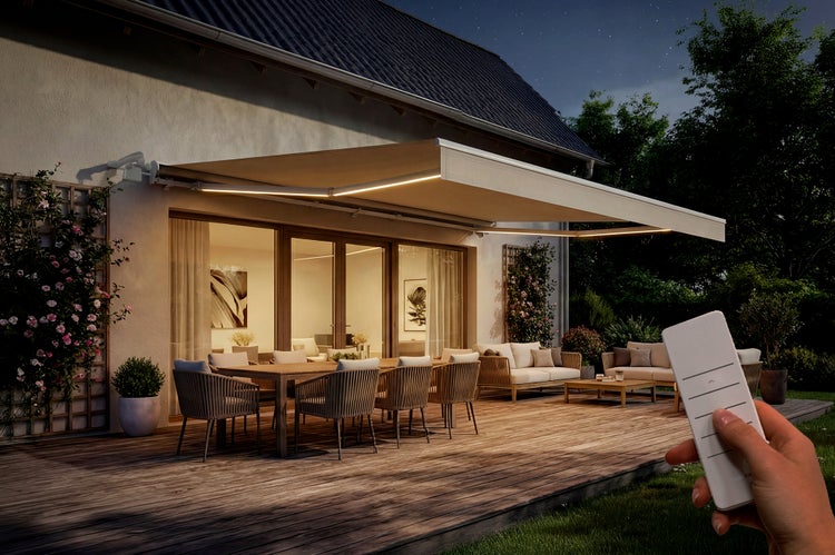 Terrasse mit Markise und Beleuchtung, bedient mit einer Fernbedienung
