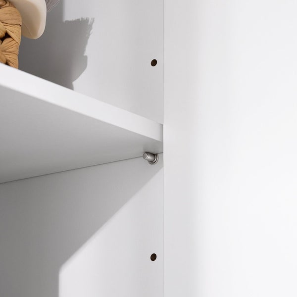 Detailaufnahme eines weißen Schranks mit einem Regalboden und einem silberfarbenen Regalbodenträger.