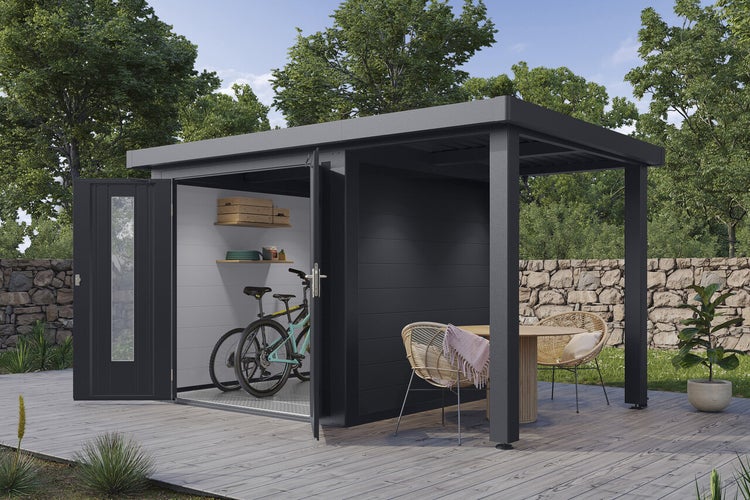 Modernes Gartenhaus mit integriertem überdachtem Sitzbereich auf einer Holzterrasse im Garten.