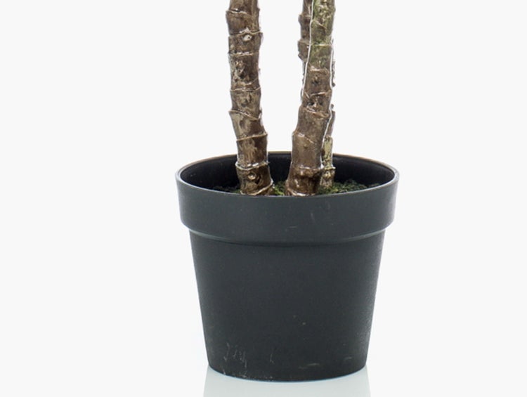 Künstliche Palme im schwarzen Topf mit grünen Blattwedeln und naturgetreuem Stamm.