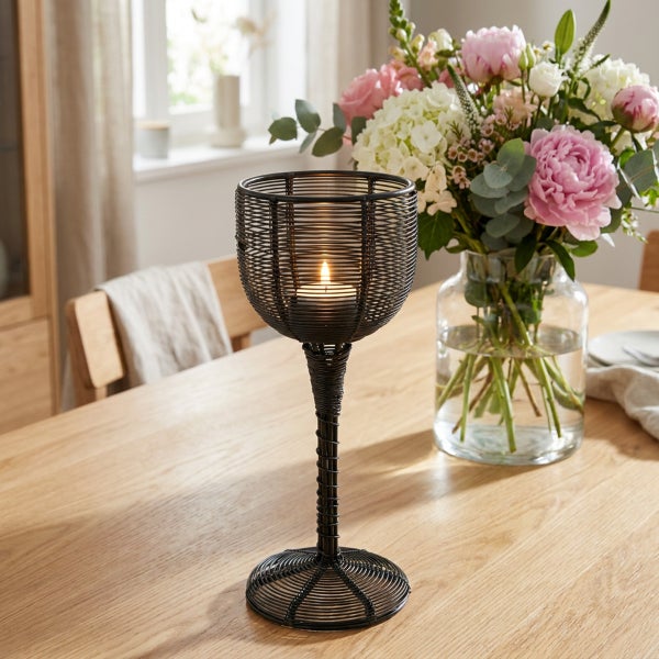 Draht Windlicht in Kelchform auf Holztisch mit Blumenstrauß