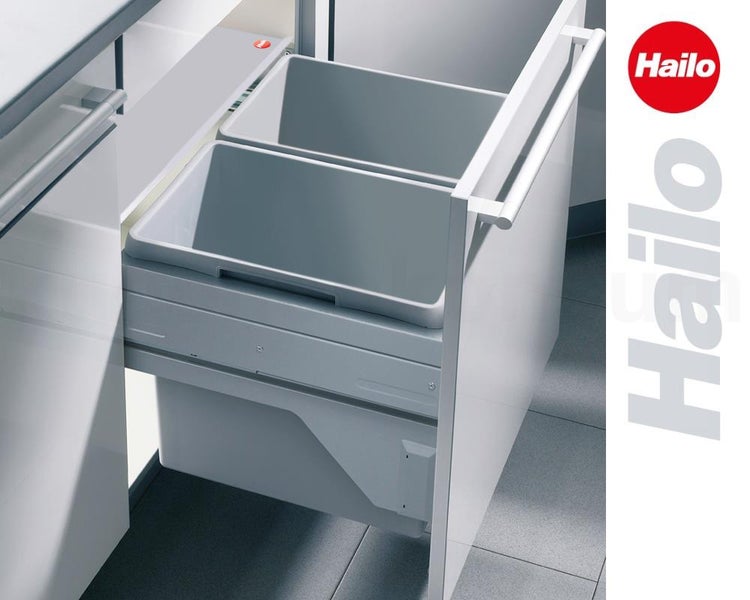 Hailo Abfalltrennsystem zum Einbauen in einen Küchenunterschrank mit zwei grauen Abfalleimern im Auszug und Hailo Logo.