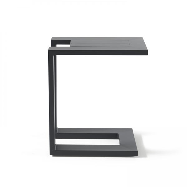 Beistelltisch in C-Form aus Metall, Anthrazit, für Gartenmöbel oder Sofa.