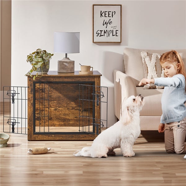 Helles Wohnzimmer mit Hundehütte, auf der eine Lampe und eine Pflanze stehen; ein Kind und ein Hund sind im Raum.