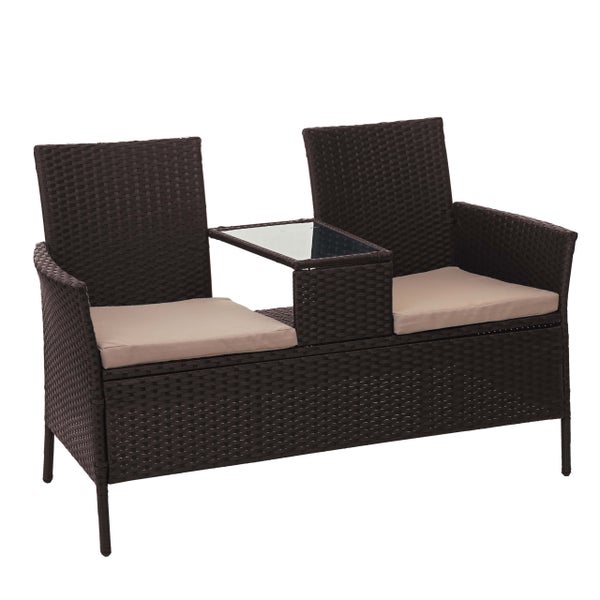 Gartenbank aus braunem Polyrattan, Zweisitzer mit integriertem Glastisch und beigen Sitzkissen.