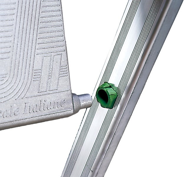 Detailansicht einer Leiter mit Trittstufe und Sicherungselement