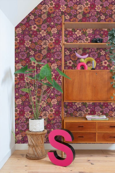 Retro-inspirierte Wandgestaltung mit Blumentapete, Holzregal und Zimmerpflanze
