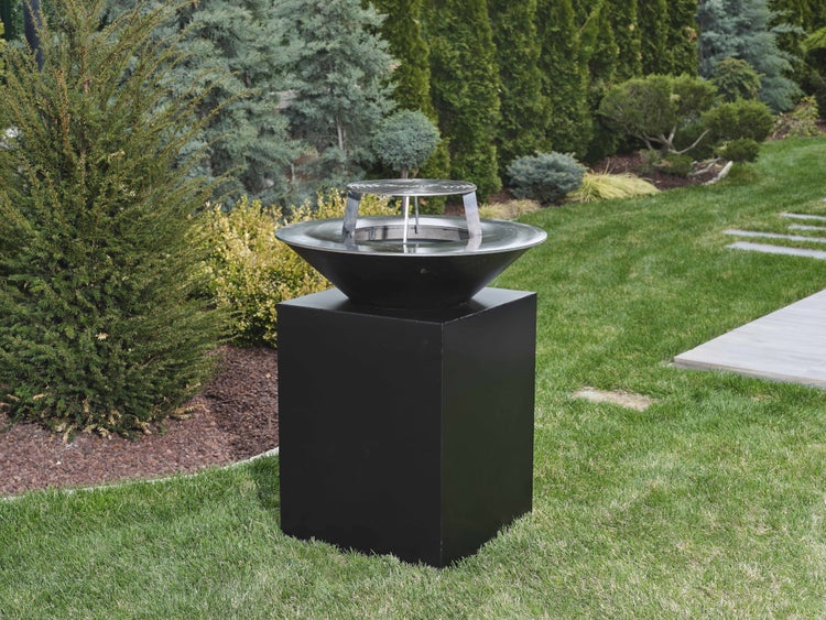 The Favilla FUEGO SCHWARZ Feuerschale mit Grillring – Design-Grill mit 3 Temperaturzonen Ø 85 cm – Feuerstelle Outdoor mit Zubehör – Schwarz pulverbeschichtet inkl. Grillrost & Abdeckhaube