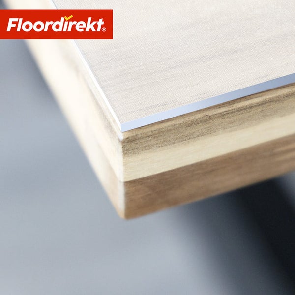 Detailansicht eines Laminatbodens mit Holzstruktur und Floor direkt Logo