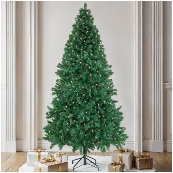 Geschmückter Weihnachtsbaum mit Geschenken