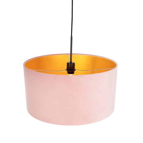 Pendelleuchte mit zylindrischem Lampenschirm aus rosa Samt und goldfarbener Innenseite.