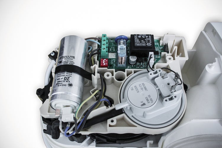 DAB Kleinhebeanlage im Schnittmodell mit sichtbaren Innenteilen und Gehäuse aus Kunststoff.