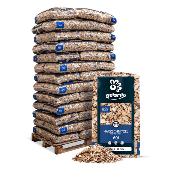 Galamio Hackschnitzel aus Waldkiefer, 60 Liter Säcke auf Palette gestapelt, Körnung 5 bis 60 Millimeter.