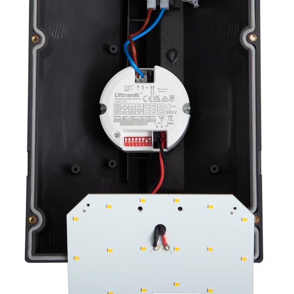 Innenansicht einer LED-Leuchte mit Ultranik LED-Treiber, Anschlusskabeln und LED-Platine.