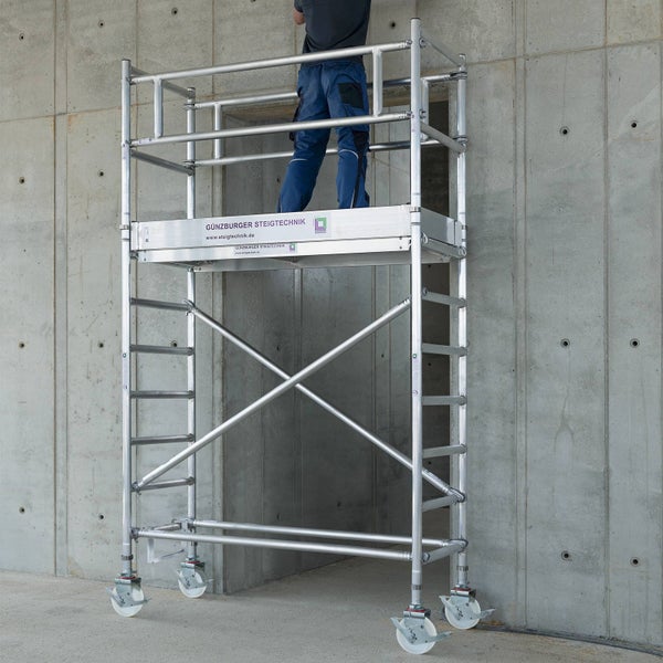 Rollgerüst aus Aluminium mit einer Person darauf