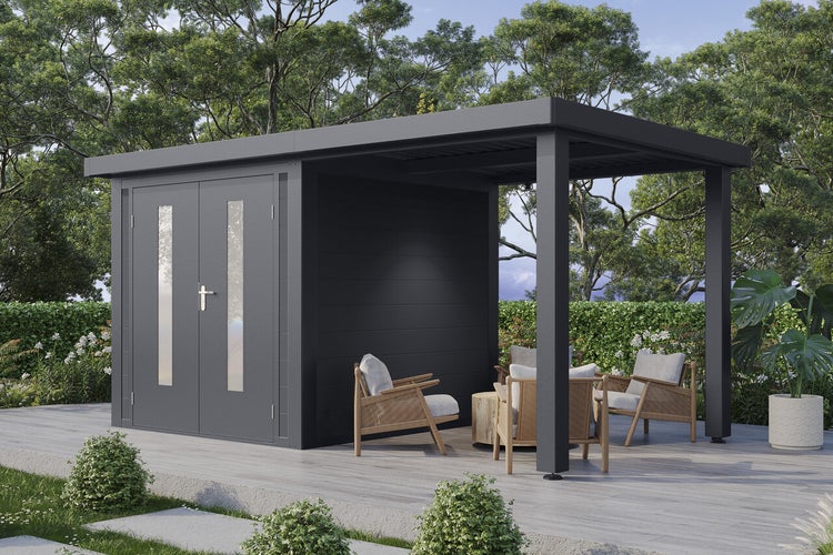 Modernes Gartenhaus mit integriertem überdachtem Sitzbereich, Doppeltür mit Glaseinsätzen und Sitzgruppe auf einer Terrasse.