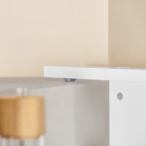 Detailansicht eines weißen Möbels mit Füßen