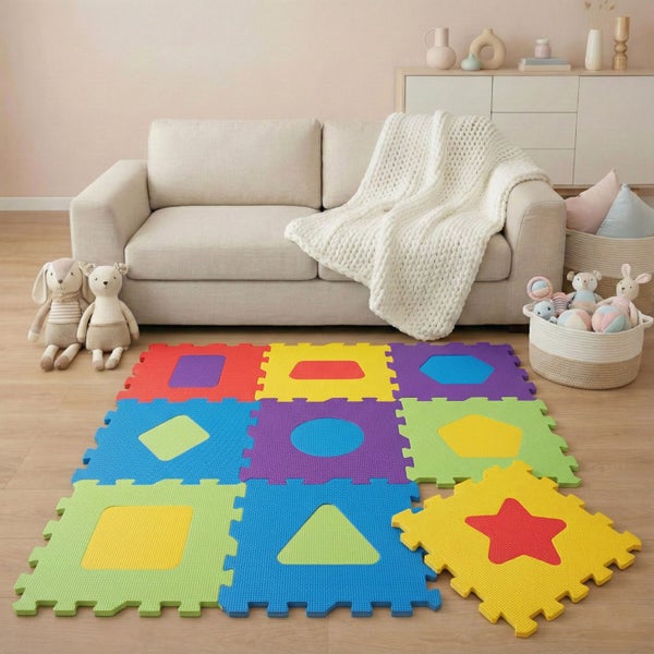 Bunte Puzzlematte aus Schaumstoff mit verschiedenen Formen in einem hellen Wohnzimmer vor einem Sofa.