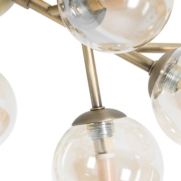 Nahaufnahme einer Lampe mit mehreren Kugel-Lampenschirmen