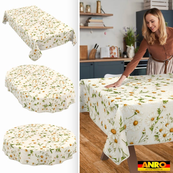 Tischdecke mit Gänseblümchen-Muster in rechteckiger, ovaler und runder Form, auf Esstisch in heller Küche. Anro Logo, deutsche Herstellung.