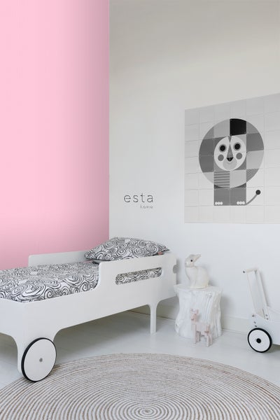 Kinderzimmer mit weißem Autobett, rundem Teppich und Dekoration