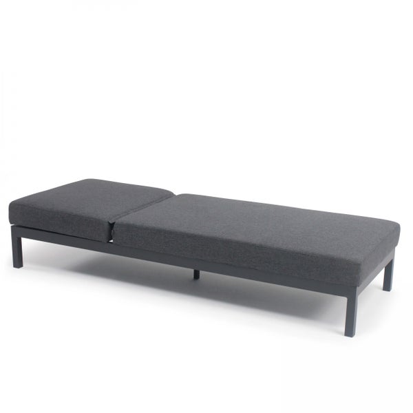 Anthrazitfarbene Gartenliege mit Polsterauflage und Metallgestell.