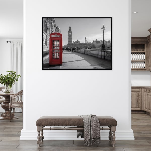 Wandbild mit London Motiv in einem gerahmten Bild über einer Sitzbank in einem modern eingerichteten Wohnbereich.