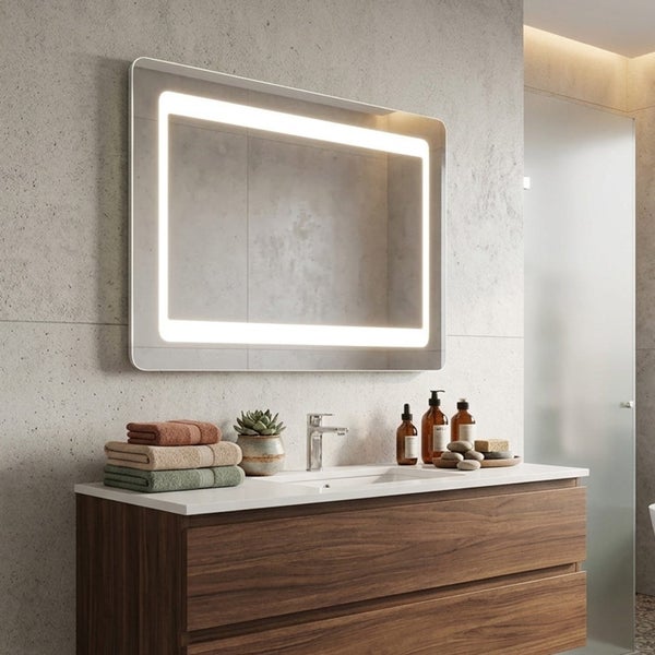 Modernes Badezimmer mit einem rechteckigen LED-Spiegel mit abgerundeten Ecken, einem Holz-Waschtischunterschrank und einer verchromten Armatur.