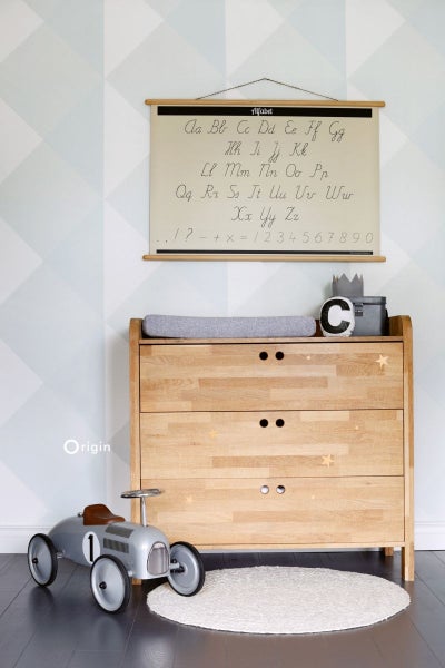 Kinderzimmer mit Kommode, Wickelauflage, Spielzeugauto und Alphabet-Poster