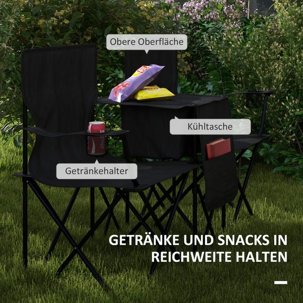 Szene im Freien mit zwei Campingstühlen, Tisch, Getränken und Snacks vor üppigem Grün