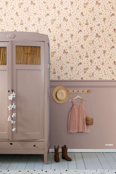 Kindertapete mit Zirkusmotiv in einer stilvoll eingerichteten Kinderecke mit passendem Kleiderschrank und Wandgestaltung.