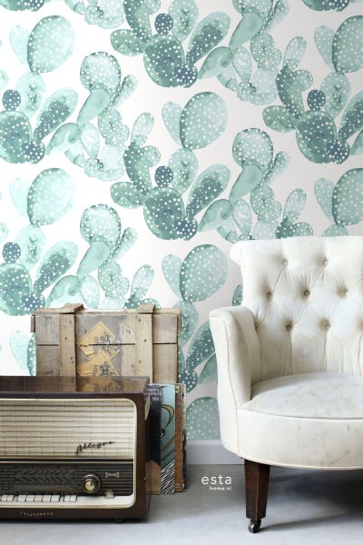 Raumdekor mit Kaktusmuster-Tapete, Sessel und Vintage-Radio