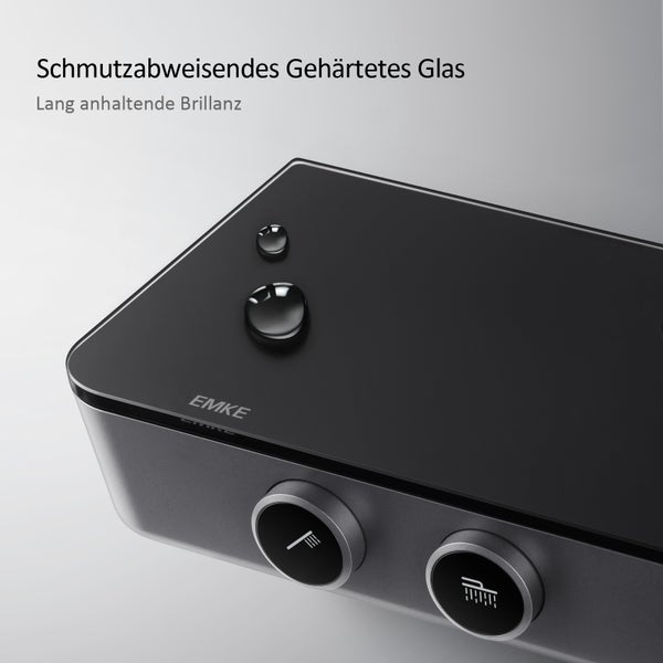 Nahaufnahme eines schwarzen EMKE Duschpaneels mit gehärtetem, schmutzabweisendem Glas und Bedienelementen