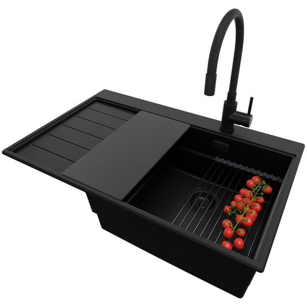 Schwarzes Küchenspülbecken mit Abtropffläche, Schneidebrett, Geschirrkorb und Armatur