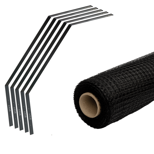 Set aus fünf abgewinkelten Metallhalterungen und einer Rolle schwarzes Balkonschutznetz.