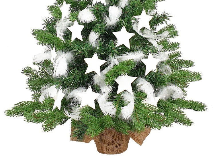 Weihnachtsbaum geschmückt mit Sternanhängern und Federn in Jutetopf