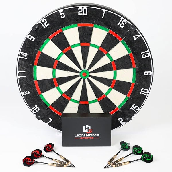 Dartscheibe inklusive sechs Steeldarts und einer Box mit dem Lion Home Sports Logo.