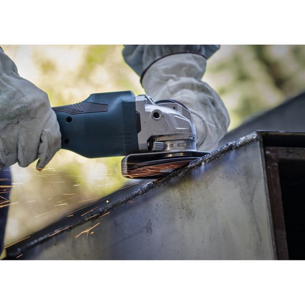 Eine Person schleift Metall mit einem Winkelschleifer.