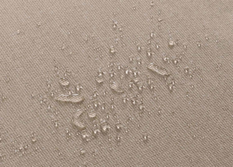 Nahaufnahme von wasserabweisendem Textilgewebe mit Wassertropfen