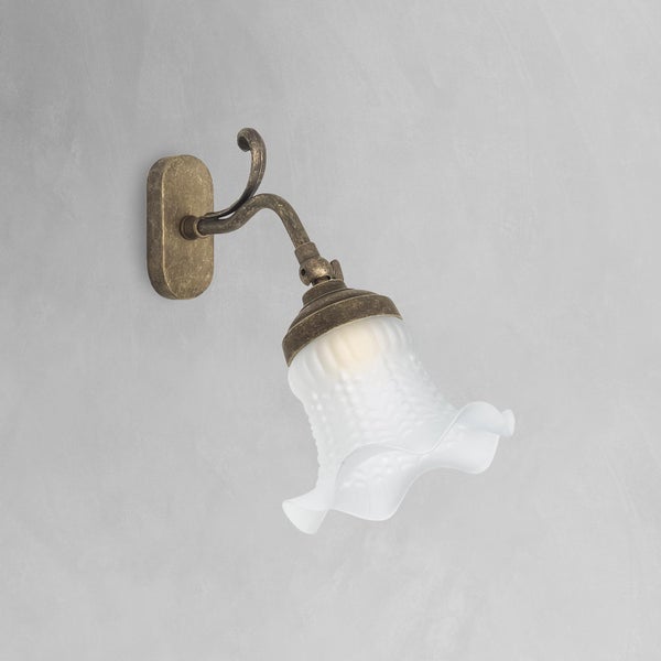 Wandleuchte mit Lampenschirm in Blütenform