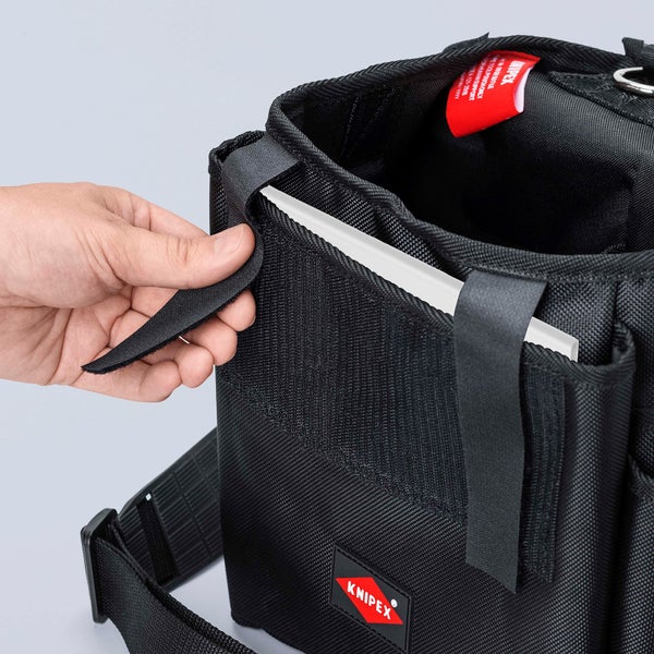 Schwarze Knipex Werkzeugtasche aus robustem Textilgewebe mit mehreren Fächern, D-Ringen im Innenraum und verstellbarem Schultergurt.