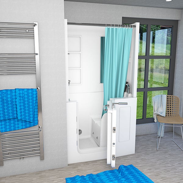 Begehbare Badewanne mit Seiteneinstieg und Duschvorhang in einem modernen Badezimmer mit Handtuchheizkörper und Fenster.