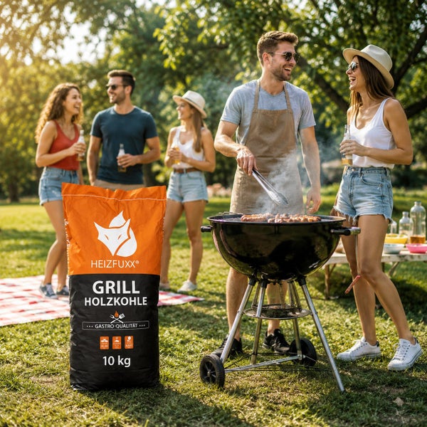 10 Kilogramm Sack Heizfuxx Grill Holzkohle in Gastro-Qualität neben einem Kugelgrill bei einer Grillparty im Garten.