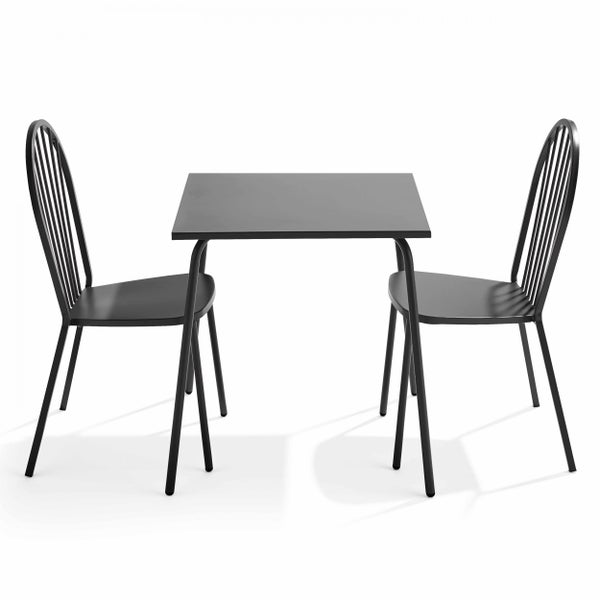 Schwarzes Gartenmöbel-Set aus Metall bestehend aus einem quadratischen Tisch und zwei Stühlen mit Sprossenrückenlehne.