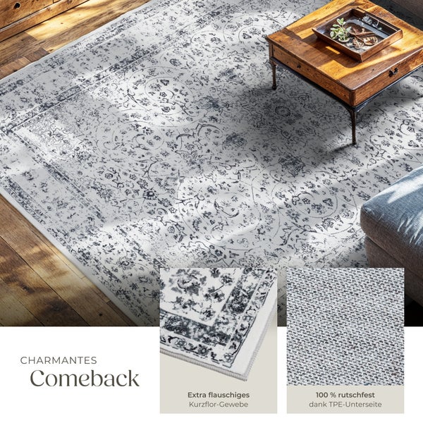 Dekorativer Teppich mit Muster in einem Wohnzimmer mit Couchtisch und Sofa.