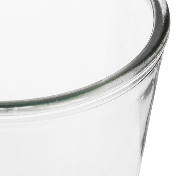 Detailaufnahme eines transparenten Glasbehälters