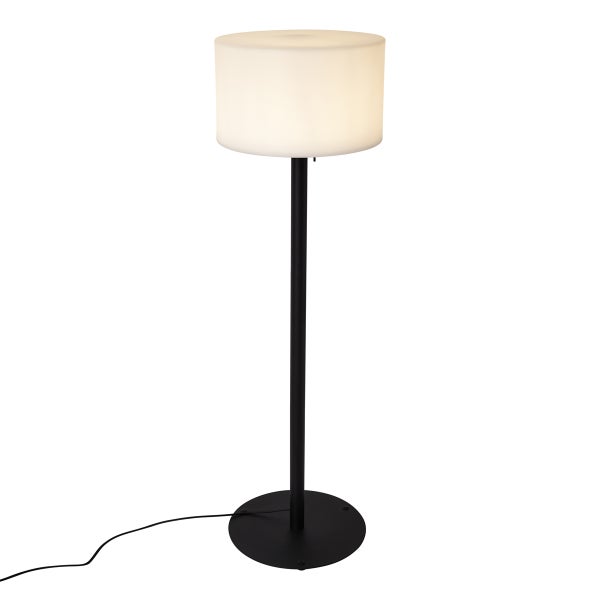 Moderne Stehlampe mit schwarzem Metallfuß und zylindrischem weißem Schirm