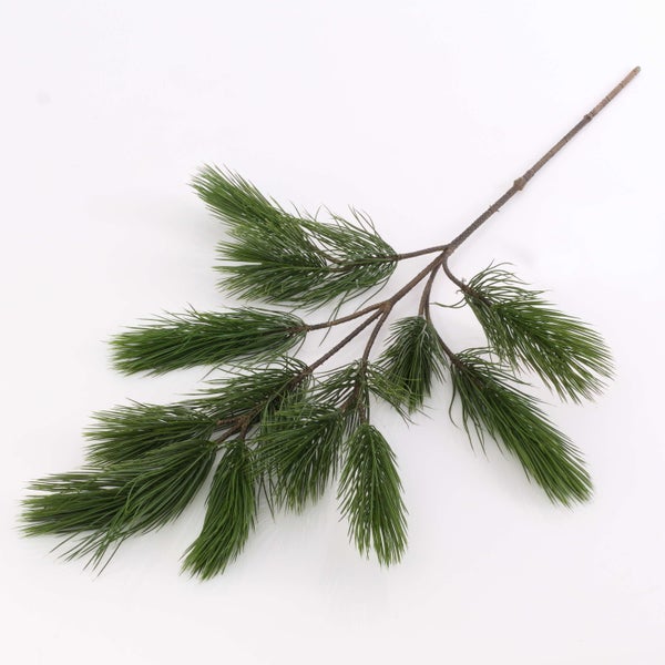 Künstlicher Kiefernzweig mit langen grünen Nadeln und braunem Zweig.