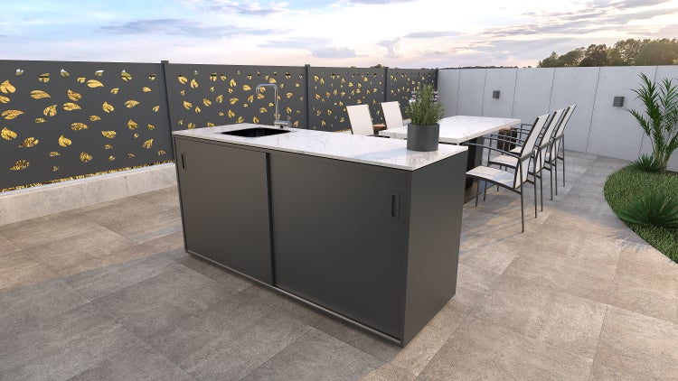 Außenküche mit Spüle, Armatur und Esstischgarnitur auf einer Terrasse